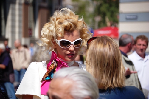 BLONDĪNES ieņēmušas Vecrīgas centru (FOTO) (Bilde 1)