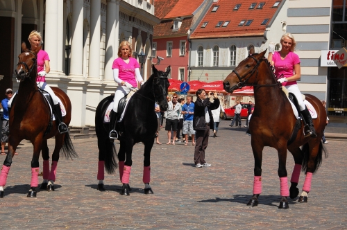 BLONDĪNES ieņēmušas Vecrīgas centru (FOTO) (Bilde 3)