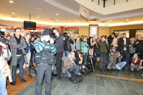 Ar krāšņu uzstāšanos Prāta Vētra atklājusi savu pirmo veikalu - fotogalerija (Bilde 3)