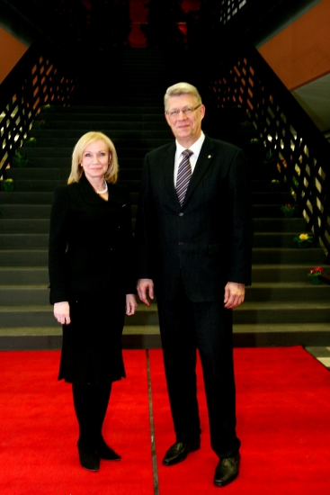 Valsts pirmā lēdija ar kungu ierodas noguruši, bet izskatās lieliski - FOTO  (Bilde 1)