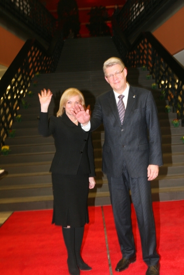 Valsts pirmā lēdija ar kungu ierodas noguruši, bet izskatās lieliski - FOTO  (Bilde 2)