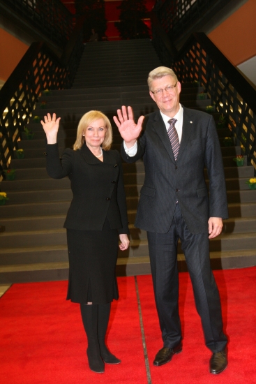 Valsts pirmā lēdija ar kungu ierodas noguruši, bet izskatās lieliski - FOTO  (Bilde 3)