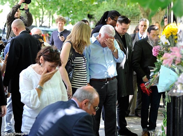 VAINHAUSAS vecāki ierodas Eimijas dzīvesvietā; Emocijas sit augstu vilni (FOTO) (Bilde 2)