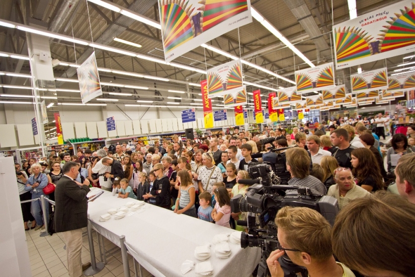 Latvijā uzstādīts jauns rekords - vairāk nekā tonnu smaga torte (FOTO+VIDEO) (Bilde 1)