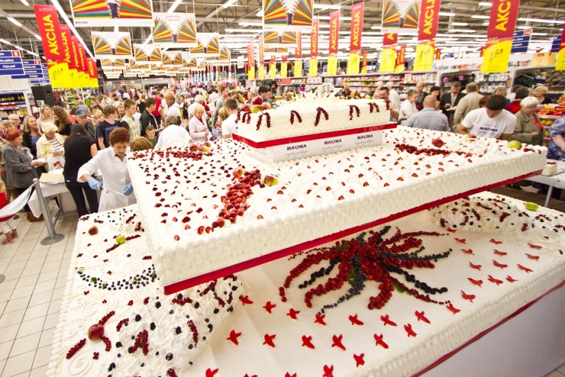 Latvijā uzstādīts jauns rekords - vairāk nekā tonnu smaga torte (FOTO+VIDEO) (Bilde 3)