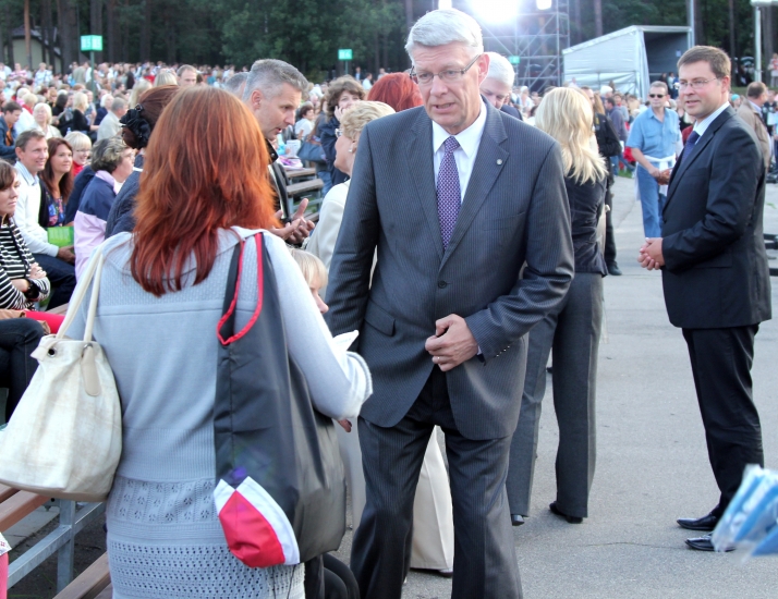 ZATLERU pāris bauda brīvību un pozē fotogrāfiem (FOTO) (Bilde 1)