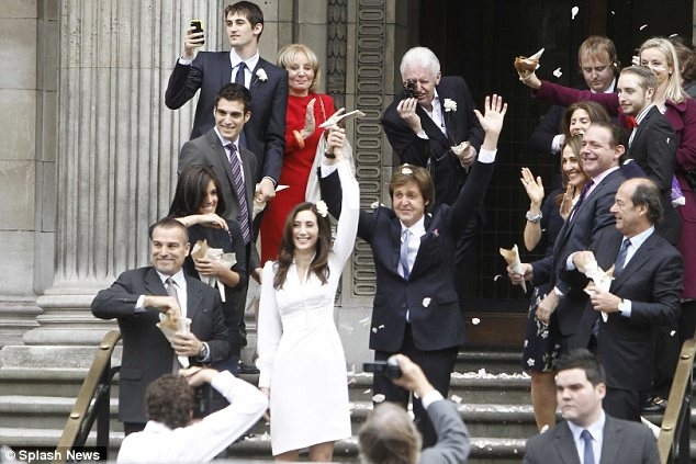 Pola Makartnija un Nensijas Ševelas laulību ceremonija fotogrāfijās (Bilde 3)