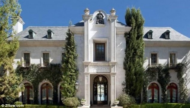 Par $23.9 miljoniem izlikta pārdošanā villa, kurā mira Džeksons FOTO (Bilde 1)