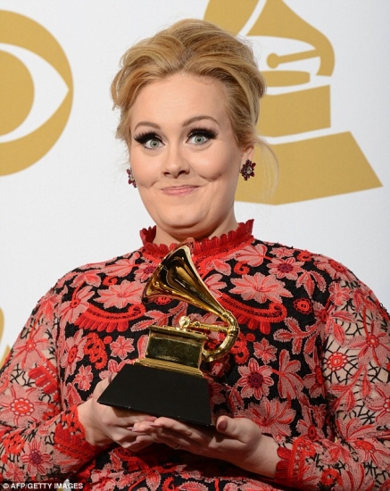 Adeles bezstils Grammy balvu pasniegšanas ceremonijā FOTO (Bilde 2)