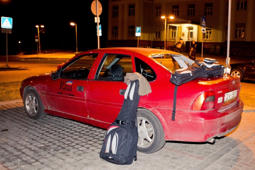 EKSKLUZĪVI FOTO: Naktī piekauti latviešu mūziķi, sasistas automašīnas (Bilde 1)