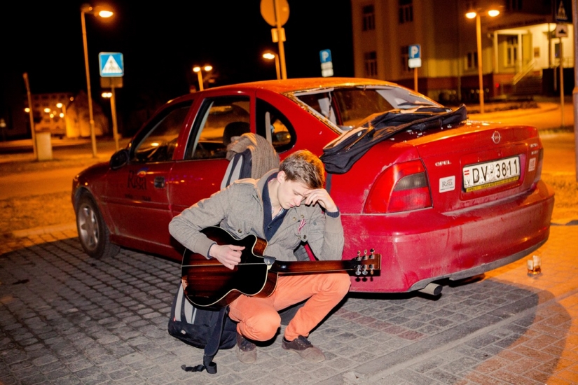 EKSKLUZĪVI FOTO: Naktī piekauti latviešu mūziķi, sasistas automašīnas (Bilde 2)