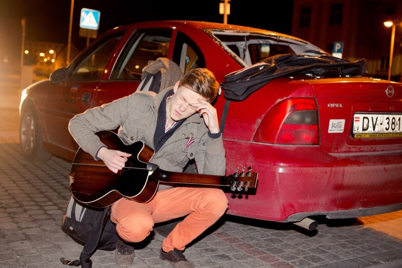 EKSKLUZĪVI FOTO: Naktī piekauti latviešu mūziķi, sasistas automašīnas (Bilde 3)