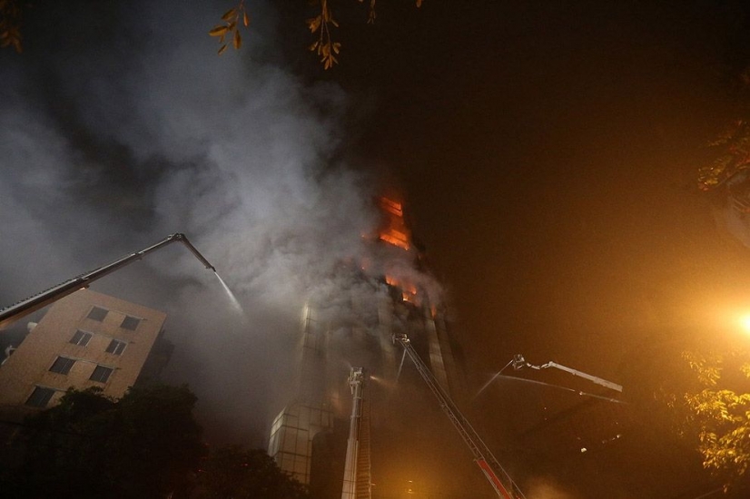 Šaušalīgs elles ugunsgrēks, kurā pilnībā nodeg debesskrāpis FOTO/VIDEO (Bilde 2)