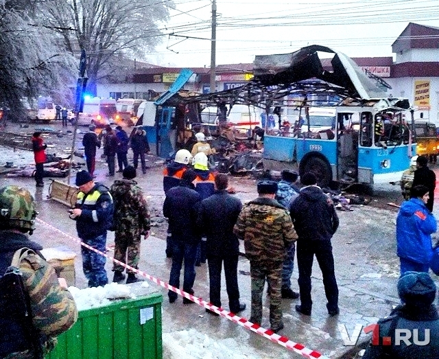 EKSKLUZĪVI FOTO/VIDEO. Šorīt Volgogradā uzspridzināts trolejbuss - 17 bojā gājušie, 45 ievainoti (Bilde 1)