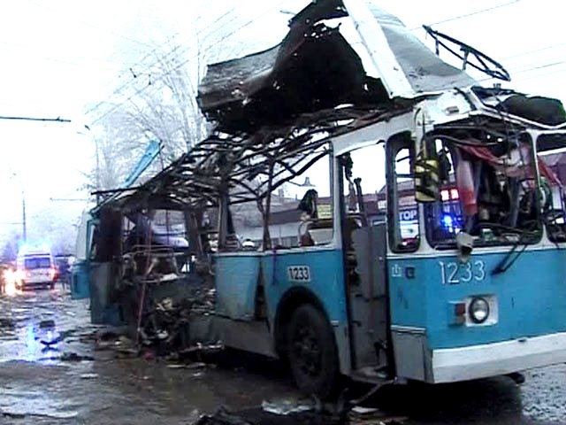 EKSKLUZĪVI FOTO/VIDEO. Šorīt Volgogradā uzspridzināts trolejbuss - 17 bojā gājušie, 45 ievainoti (Bilde 3)