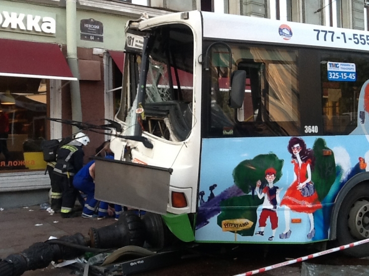 VIDEO: 24 cietušie. Maršruta autobuss ietriecas stabā un notriec gājējus (Bilde 2)