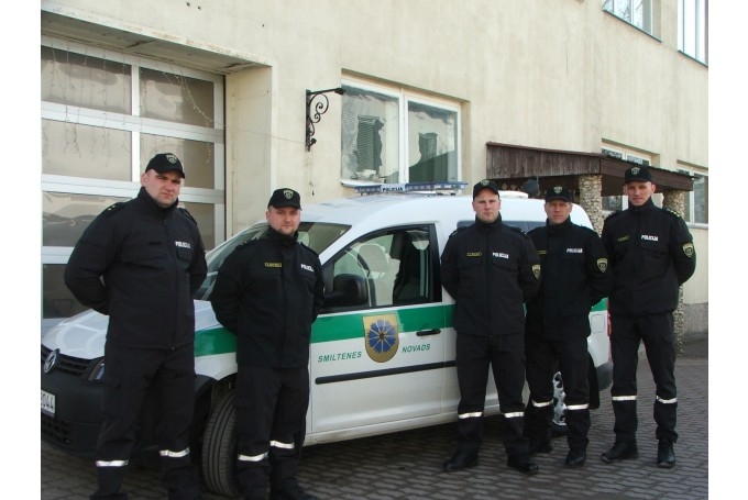 Smiltenes policists par nepareizu auto novietošanu salauž sirmgalvim roku  (Bilde 2)