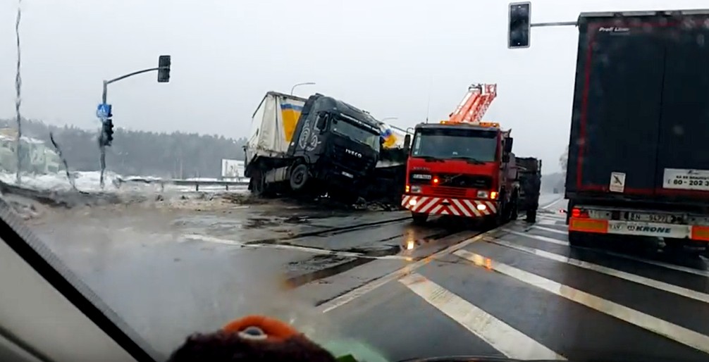 Pie Jūrmalas šosejas apgāzusies fūre izbiedē autobraucējus (Bilde 1)