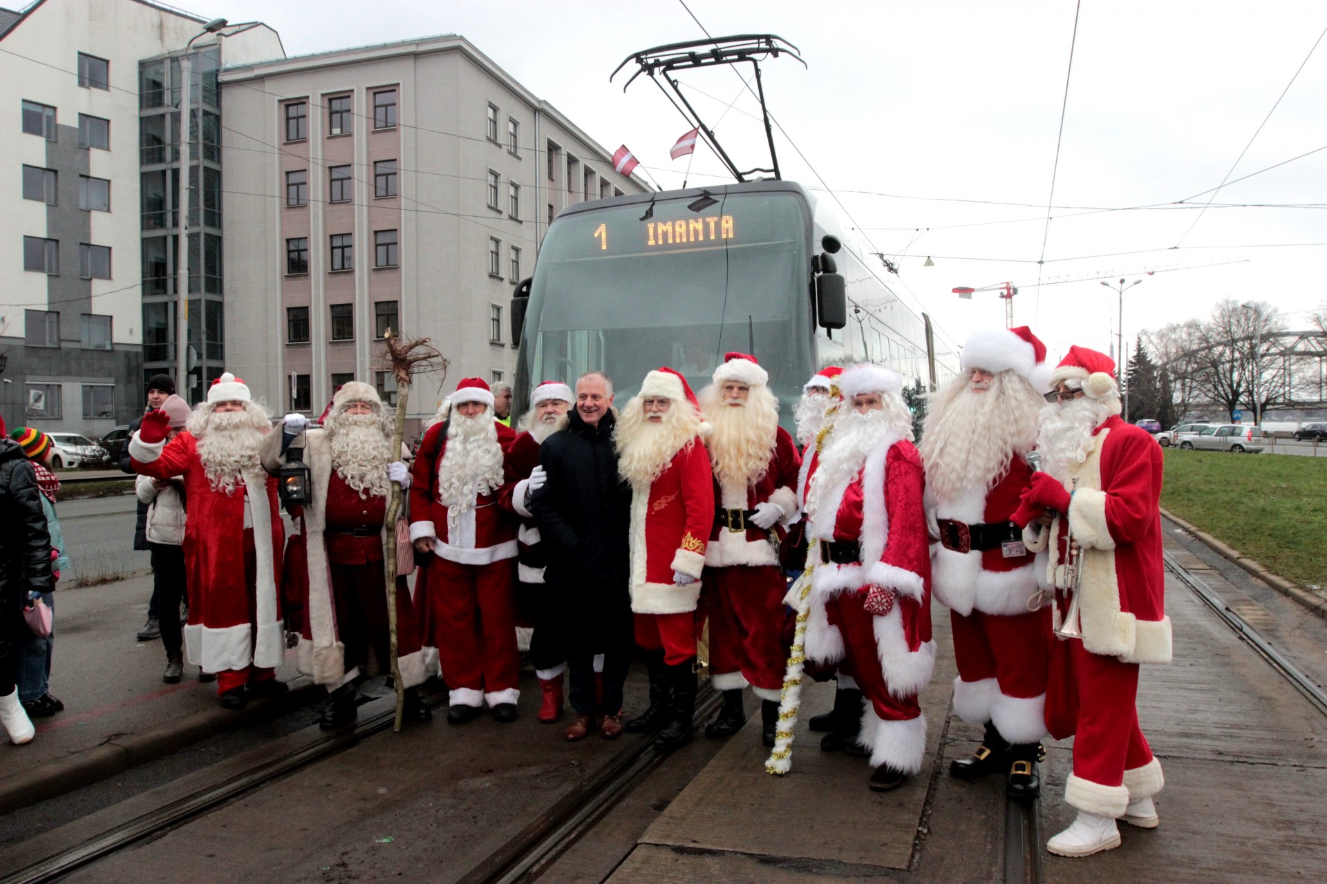 Baltijas Ziemassvētku vecīšu salidojuma vadītāji Sandijs Krastiņš un Ainārs Ašaks ielūdz vecākus un bērnus Doma laukumā 8. decembrī (Bilde 2)