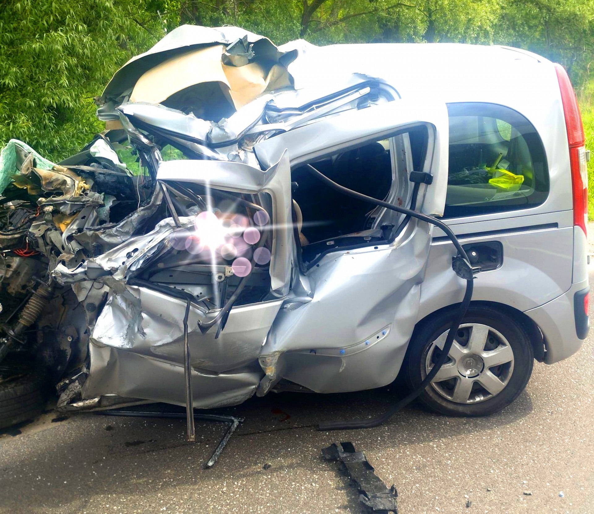 FOTO. Līdz asarām… Rīgas Satiksmes 3. autobuss sadragāts lupatās, cietuši cilvēki un nosities šoferis (Bilde 1)