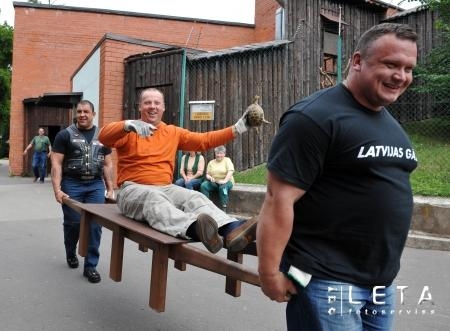 Bergmanis un Vidzis cilā 225 kg smagus bruņrupučus un sveras arī paši (foto) (Bilde 2)