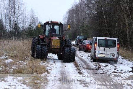 Rīgas mērs Jānis BIRKS "desojās" mežā zem egles (FOTO) (Bilde 2)