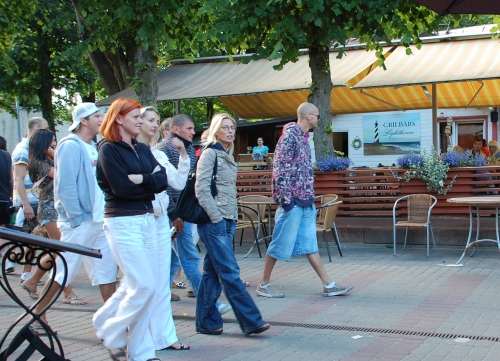 "Līgavainis" Voldemārs Siliņš pastaigas laikā koķetē (FOTO) (Bilde 2)