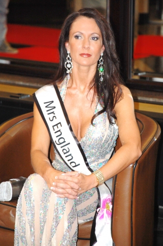 FOGELE un ĢEDERTE cenšas nomierināt "Mrs. Universe 2009" dalībnieces (FOTO) (Bilde 4)