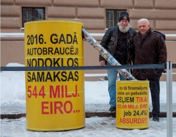 Ar vides objektu pie Saeimas atbalsta Autoceļu fonda atjaunošanu