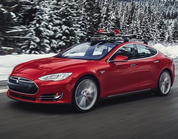 Pasaulē populārais elektromobilis Tesla Model S izstādē Auto 2016