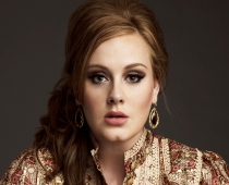 Adele dziedās Dženiferas Anistones kāzās