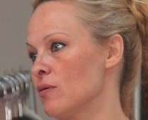 Pamela Andersone devusies iepirkties