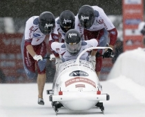 Saeimas priekšsēdētāja sveic Melbārža bobsleja četrinieku ar izcīnīto zelta godalgu Eiropas čempionātā