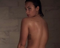 Demijas Lovato kailfoto