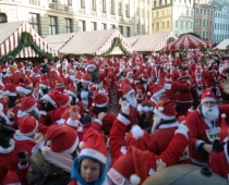 Ziemassvētku vecīšu skrējiena dalībnieki ziedos smagi slimu bērnu māmiņu atbalstam