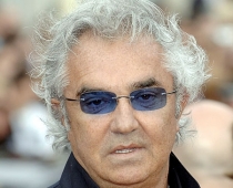 Flavio Briatore (58) precas ar 28 gadus vecu modeli